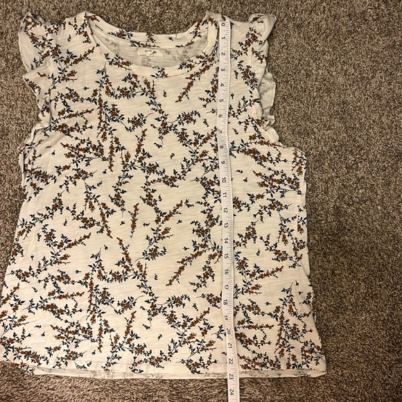 Maurices White floral Blouse with small ruffled sleeves size L - Picture 8 of 8